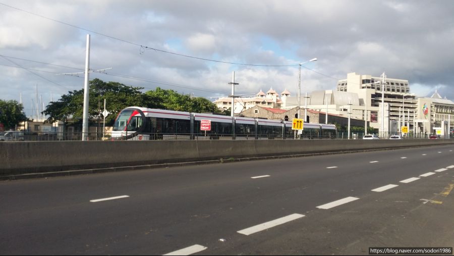 모리셔스 시내버스와 노면전차 사진입니다.(15장)_5.jpg