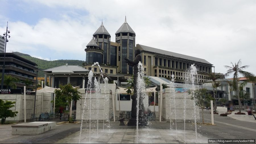 모리셔스 시내버스와 노면전차 사진입니다.(15장)_9.jpg