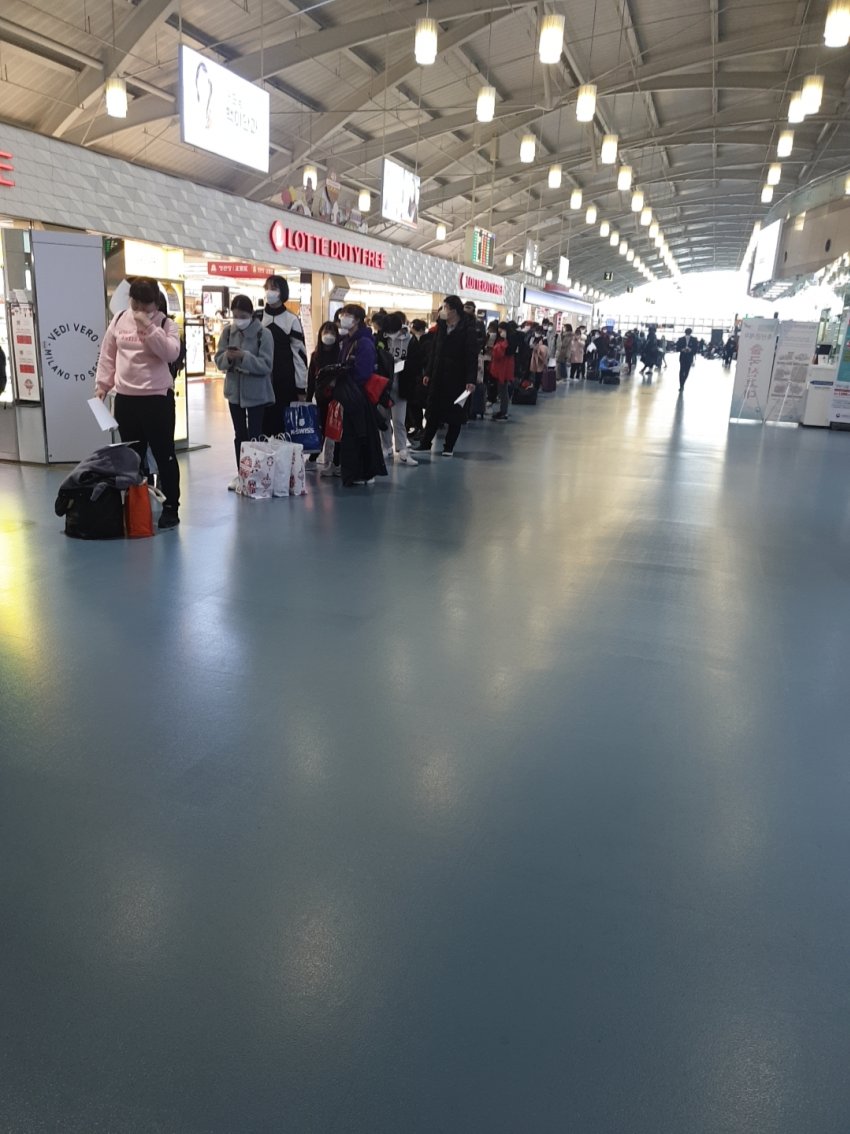 현시각 김해공항 상황.jpg | 유머 게시판 | 루리웹 현시각 김해공항 상황.jpg | 유머 게시판