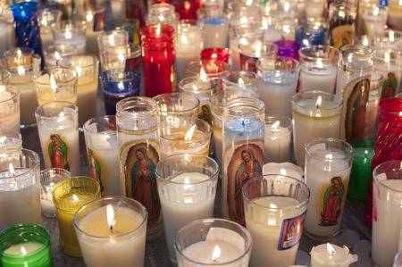 34564207-성모-마리아를-갖춘-유리-화병-종교-촛불의-수백-과달-루페의-성모는-멕시코-교회-바닥에-조명으로.jpg