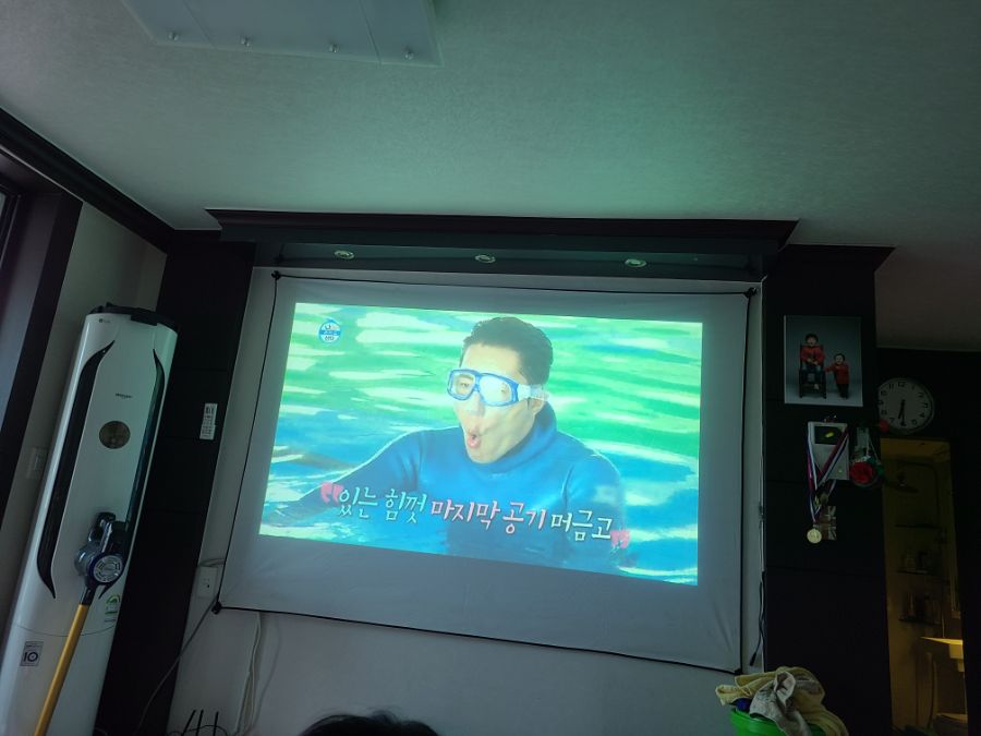 박살난 티비_2.jpg