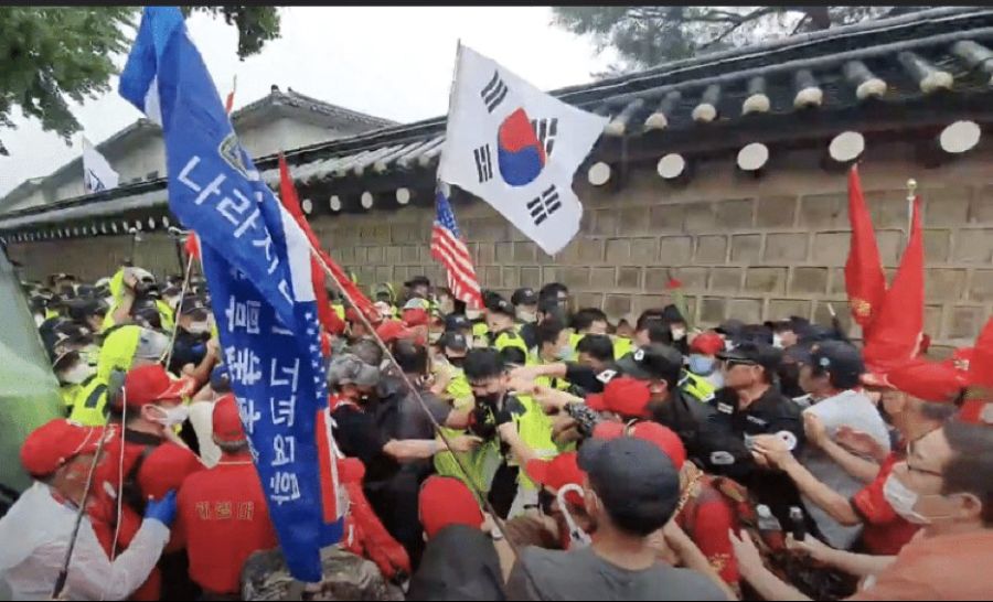 일장기 성조기들고 경찰 폭행하는 인간들 국적이 어디임??_1.jpg
