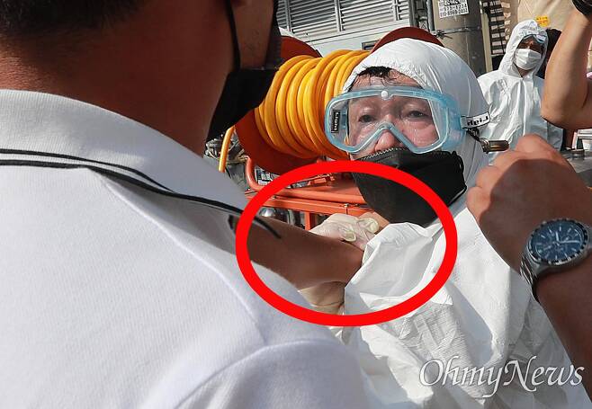 멱살 잡고, 욕설..방호복 땀범벅 방역요원 폭행한 전광훈교회_1.jpg