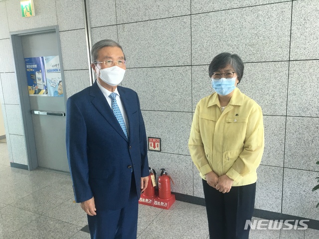 민주당 "김종인, 바쁜 정은경 앉혀두고 훈계" 질본 방문 비판_1.jpg