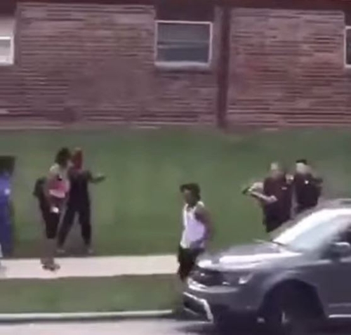"주민싸움 말렸을뿐인데"..美세아들앞 흑인 경찰총격 목격자증언_1.jpg