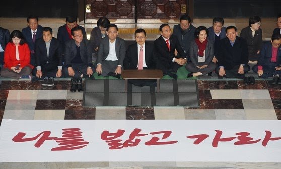 보건복지부 실사 계명대동신병원 교수들 피켓시위하며 가운 밟고 가라신 이유_3.jpg