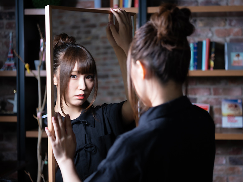 [HOMINIS] 스즈키 아이나의 신경쓰는 얼굴이 역력하다!_4.jpg