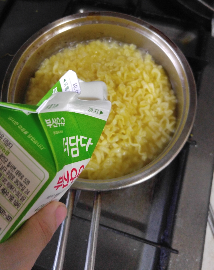 크림까르보나라 불닭볶음면_3.jpg