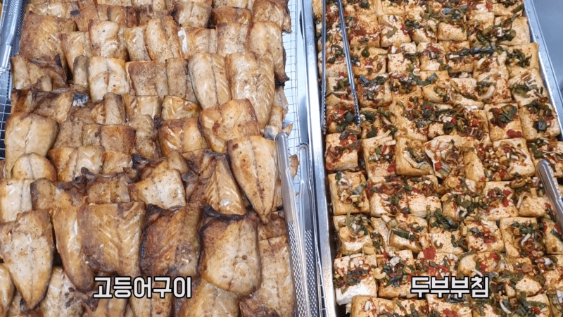 뭘 좋아할지 몰라서 이것저것 다 갖다 놓은 6천원 뷔페.jpg_1.png