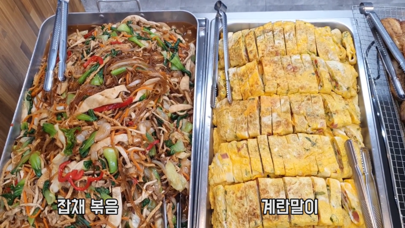 뭘 좋아할지 몰라서 이것저것 다 갖다 놓은 6천원 뷔페.jpg_3.png