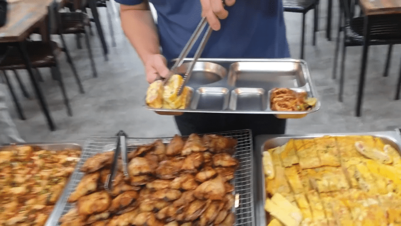 뭘 좋아할지 몰라서 이것저것 다 갖다 놓은 6천원 뷔페.jpg_13.png