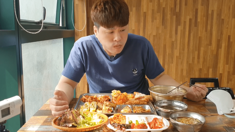 뭘 좋아할지 몰라서 이것저것 다 갖다 놓은 6천원 뷔페.jpg_15.png