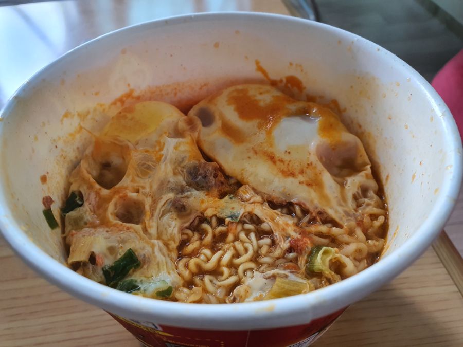 뜨거운물 붓고 전자렌지 3분 컵라면.jpe_1.jpg