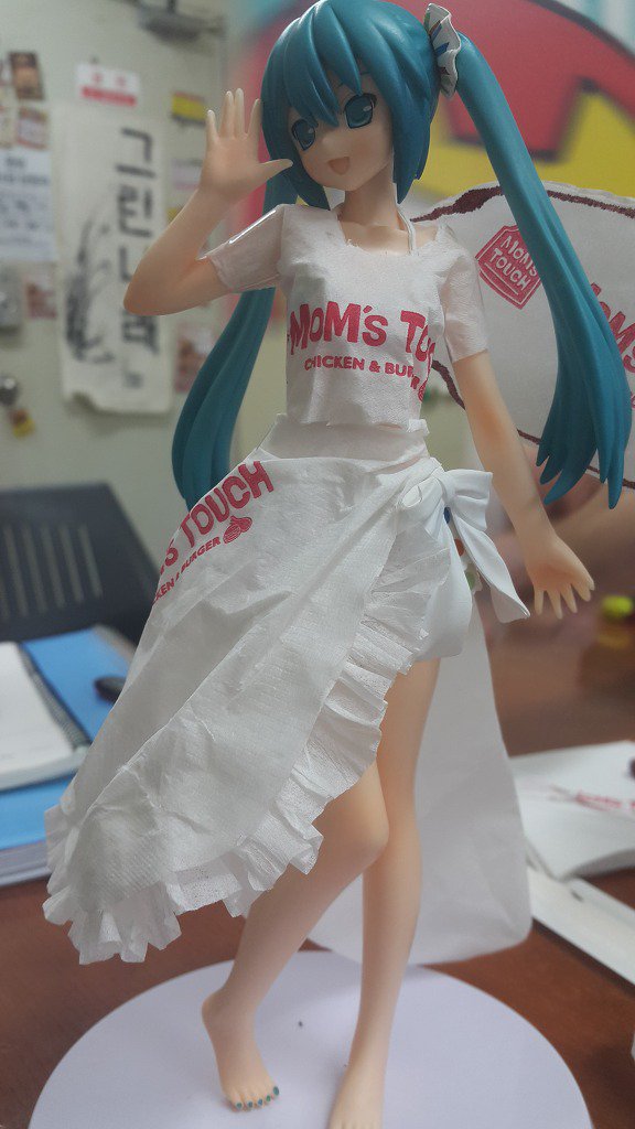 휴지로 만든 의상.jpg_1.jpg