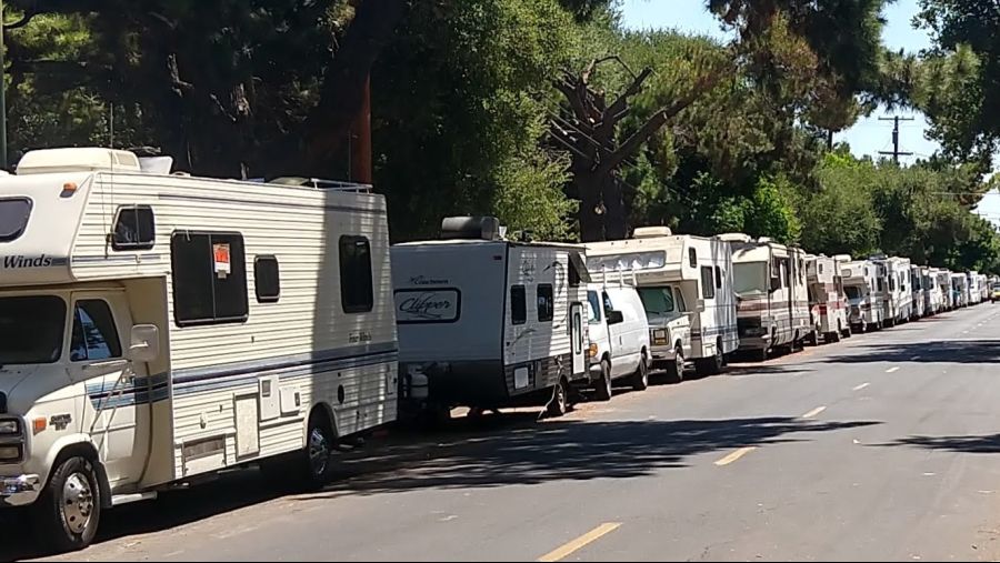 RV_Campers_in_Mountain_View2.jpg