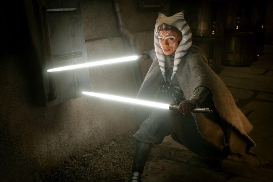 Rosario%2520Dawson%2520Ahsoka%2520Tano%2520lightsabers.jpg