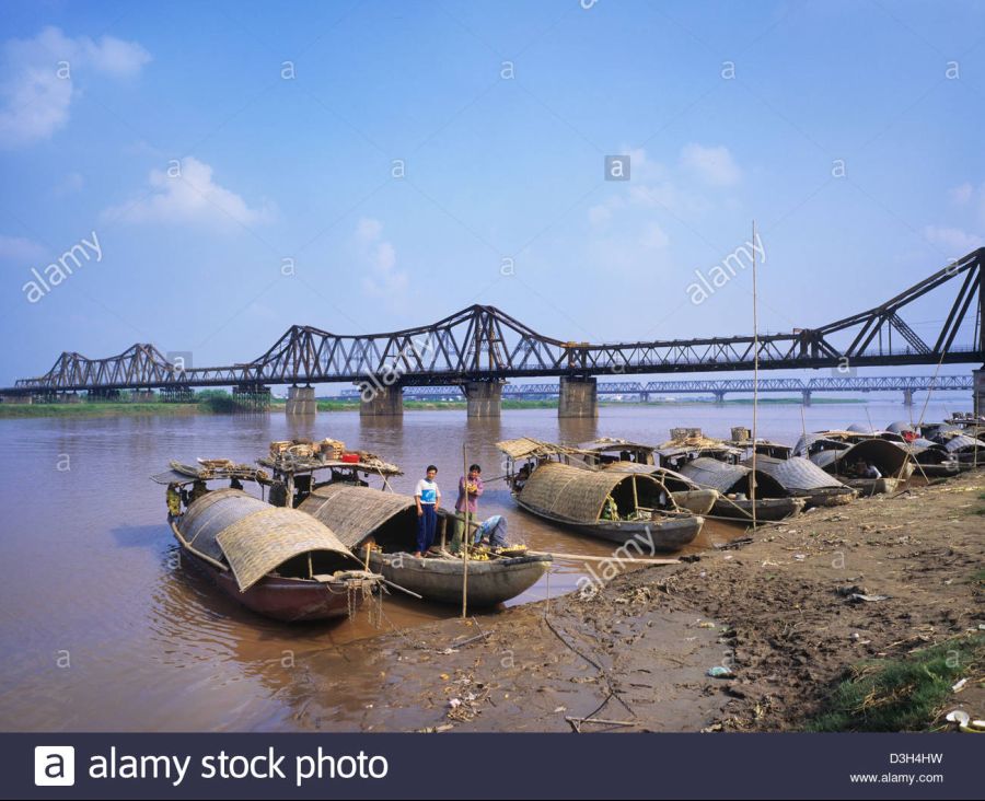 vietnam-hanoi-long-bien-bridge-at-the-red-river-has-been-a-frequent-D3H4HW.jpg