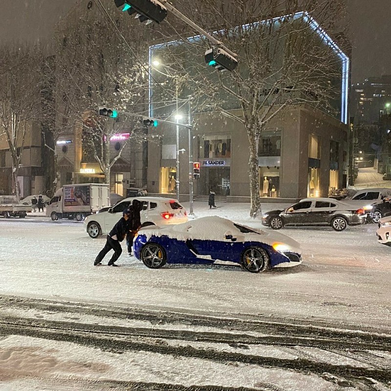 어제 폭설에 갇힌 스포츠카_2.jpg