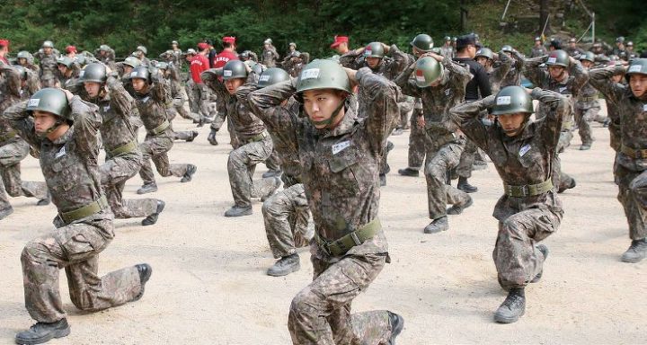 군대 2년이 의미없고 시간낭비라는 놈들 특징_1.jpg