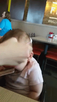 안경을 쓴 아기 반응.gif_1.jpg