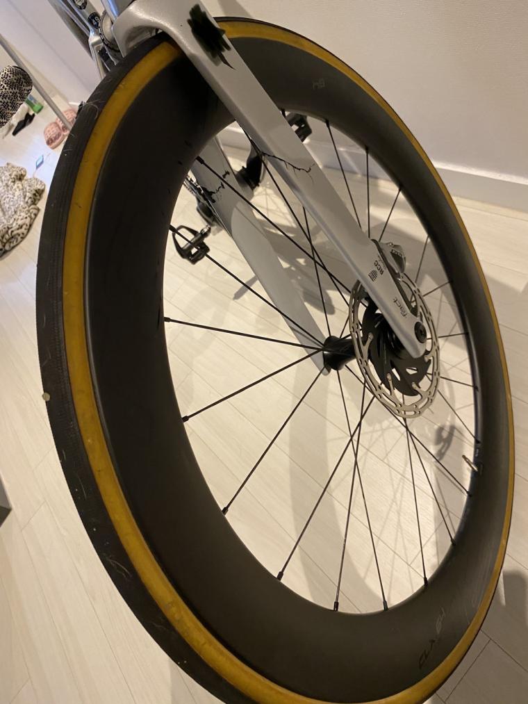 1,350만원짜리 자전거 타는 도중 박살남_3.jpg