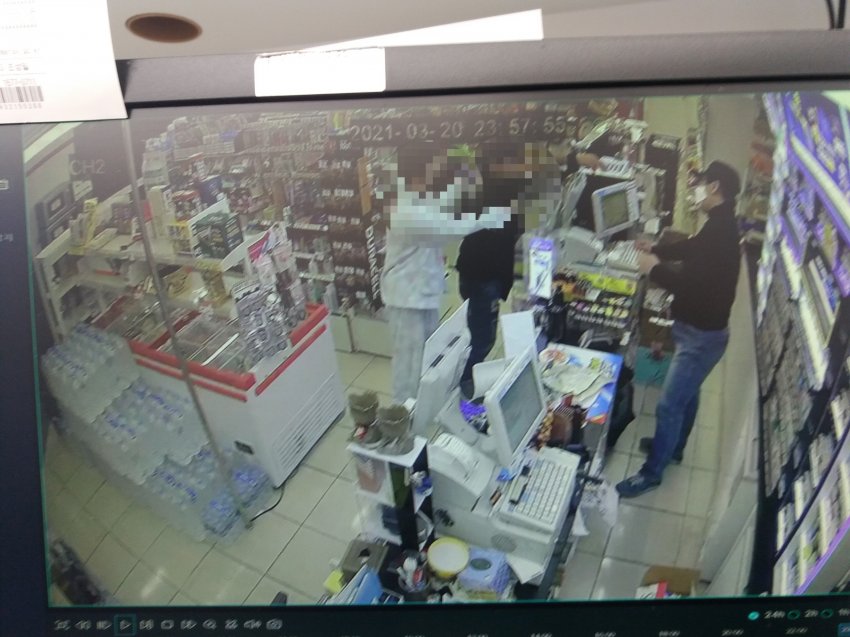 편의점 알바하다 민짜 자식한테 술뚫어주려던 부모와서 깽판치고 간썰..._5.jpg