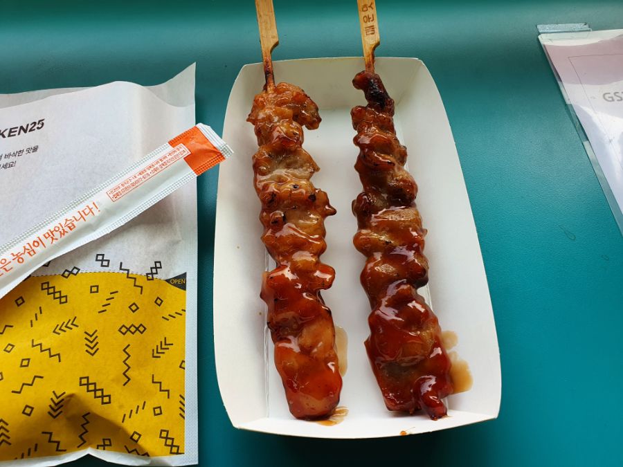 GS25에서 순후추라면 + 더큰지파이 + 닭꼬치를 먹어봤습니다._12.jpg