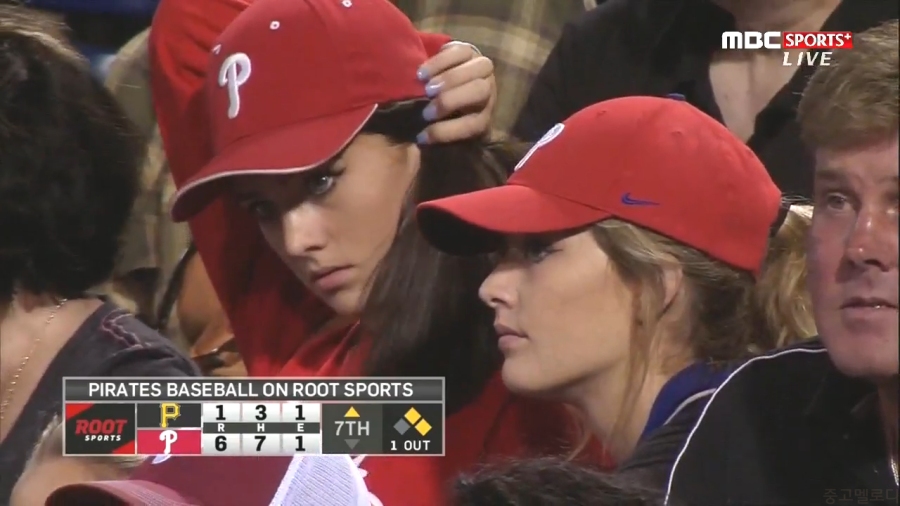 카메라맨이 야구 말고 관중만 계속 잡은 이유.jpg_5.png