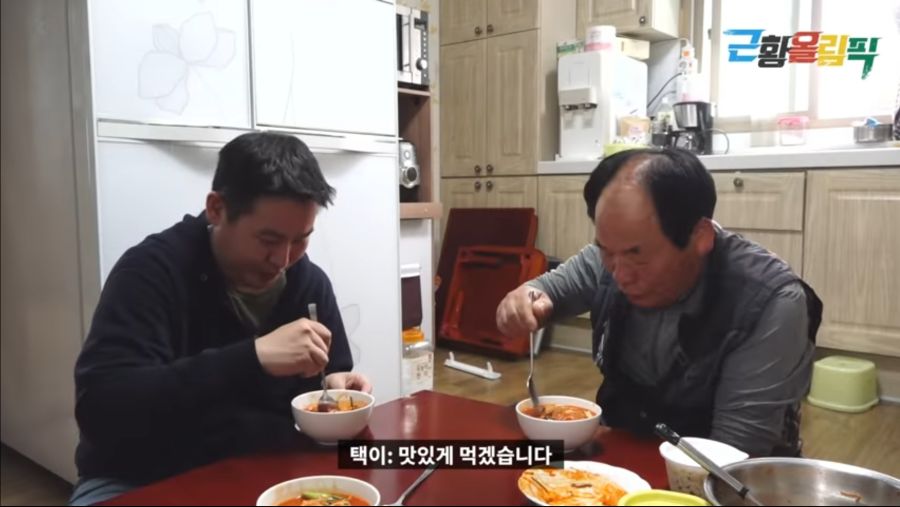 포항 물회아저씨 근황.gif_2.jpg