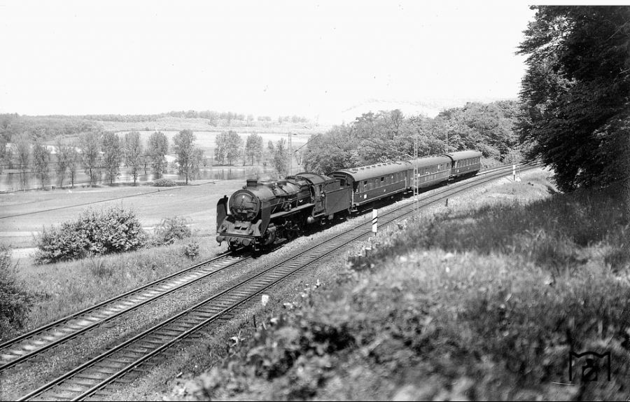 f-merkur-3-mit-heidelberger-39-106-am-18-5-54-bei-maulbronn-carl-bellingrodt-eisenbahnstiftung_orig.jpg