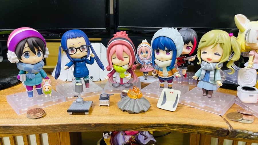 회사 책상 피규어들_3.jpeg