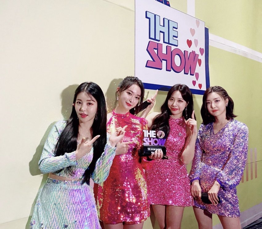 브레이브걸스 ‘더쇼’ 1위 “생일 맞은 용감한 형제 대표님 감사해”_1.jpg