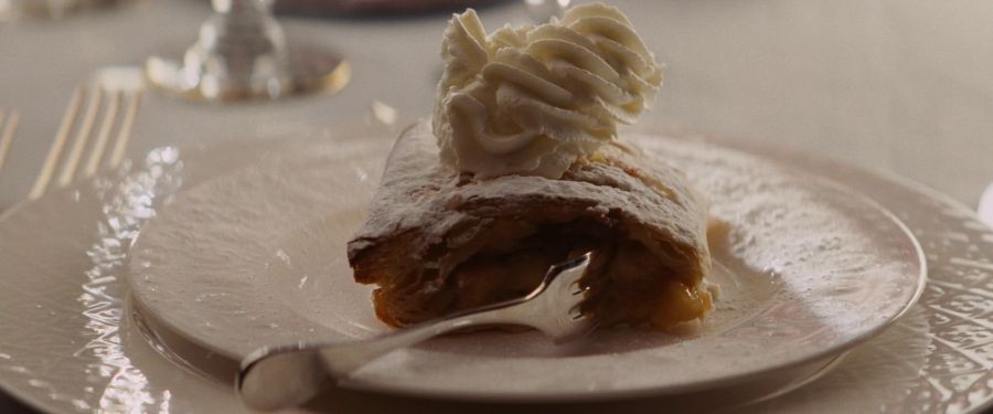 Shosanna's_strudel_with_cream.png
