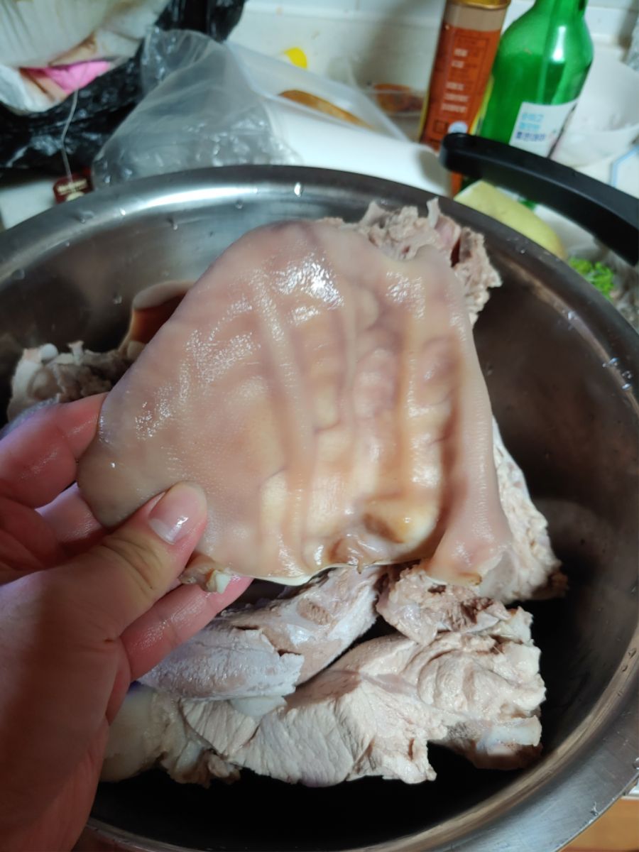 혐)족발 삶아 봤습니다. 거기에 돼지귀, 꼬리뼈와 혀를 겉들인_16.jpg