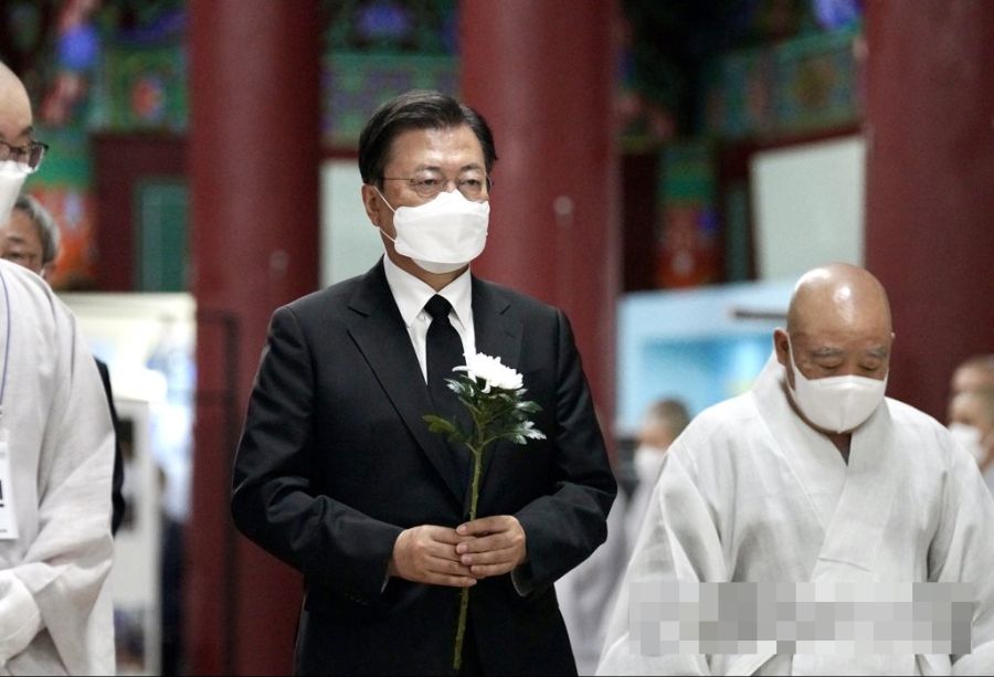 문 대통령, 월주스님 조문_1.jpg