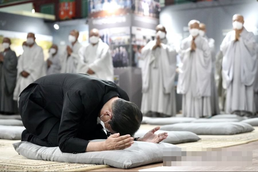 문 대통령, 월주스님 조문_4.jpg