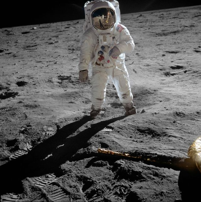 1200px-Aldrin_Apollo_11_original.jpg