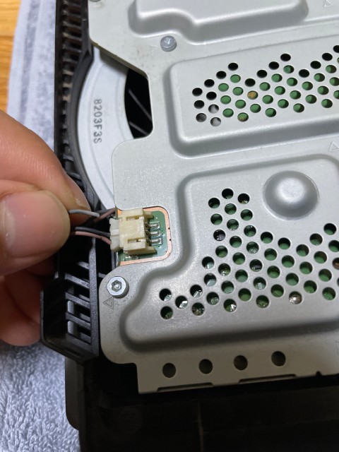 ps4 pro 분해 도중 선 하나 끊어먹었습니다 ..._1.jpeg