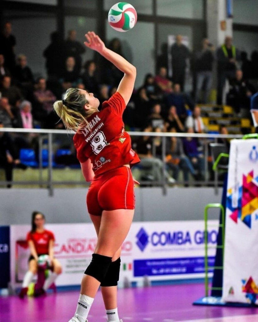 카메라에 끼부리는 여자배구 용병_2.jpg