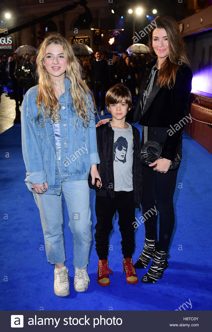 sarah-gallagher-and-children-anai-and-donovan-attending-the-fantastic-H8TC0Y.jpg