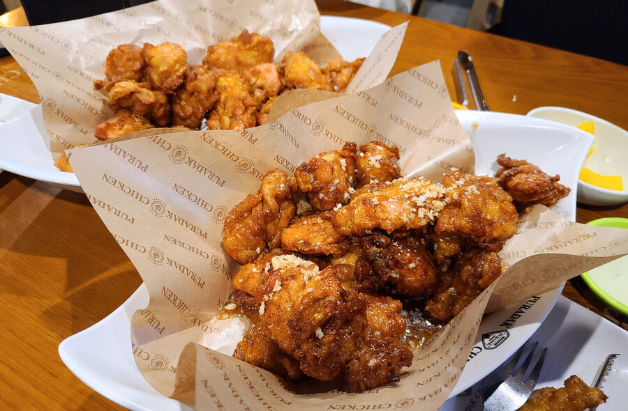 푸라닭 얘네 명품치킨이라며 맛잇냐