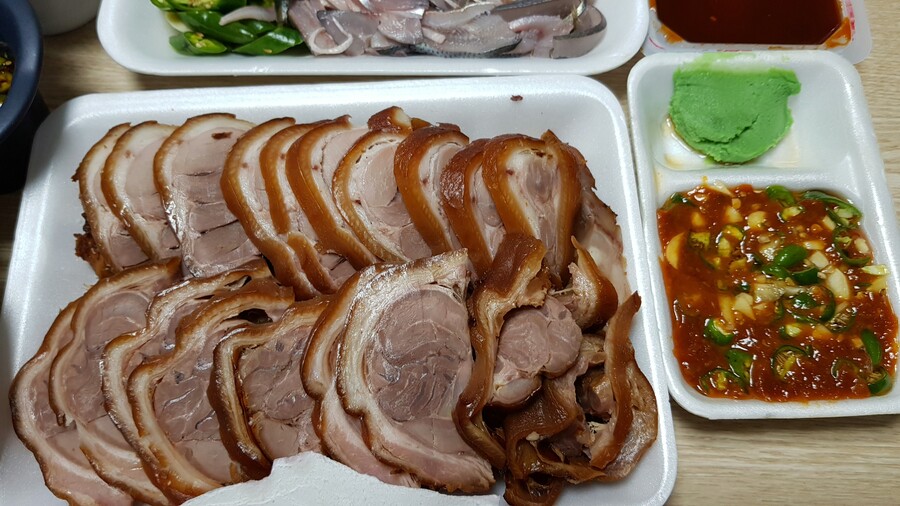 친구집들이 - 족발, 전어회, 모듬전, 모듬초밥, 탕수육 | 음식 갤러리 친구집들이 - 족발, 전어회, 모듬전, 모듬초밥, 탕수육 | 음식 갤러리 | 루리웹