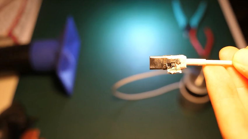 세계 최초로 아이폰에 USB-C 를 넣는데 성공한 외국 공대생_6.jpg