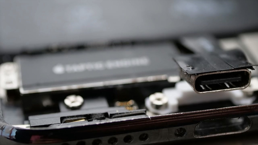 세계 최초로 아이폰에 USB-C 를 넣는데 성공한 외국 공대생_19.jpg
