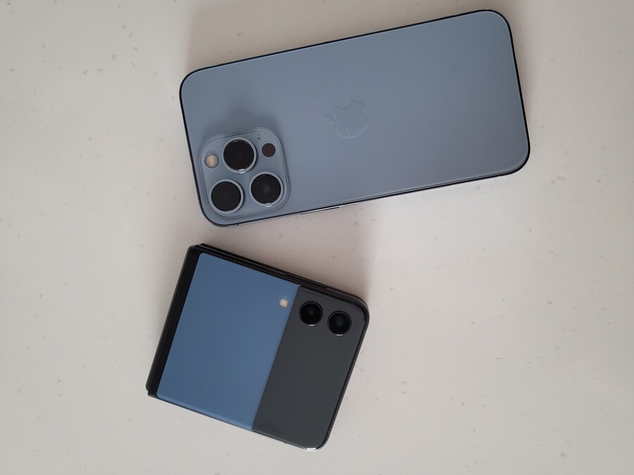 플립3 비스포크 에디션 블루 Vs. 아이폰 13 프로 시에라블루 색감_1.jpg