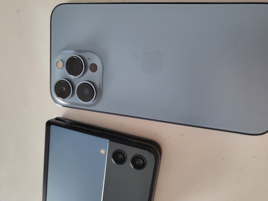 플립3 비스포크 에디션 블루 Vs. 아이폰 13 프로 시에라블루 색감_4.jpg