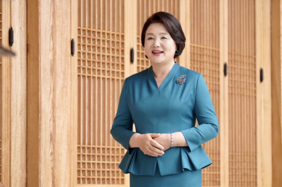 오 쓋 오늘 우리 보스 영부인 김정숙 여사님 생신 이였네