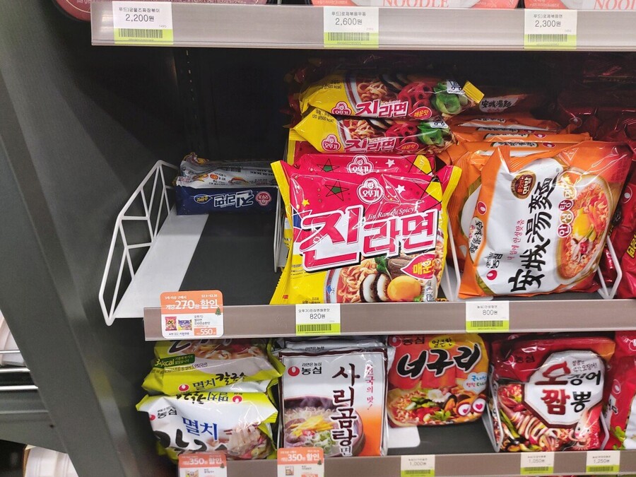 ???: 진라면 매운맛은 안 팔리고 순한맛 잘 팔리는거 보면 순한맛이 최고임_1.jpg