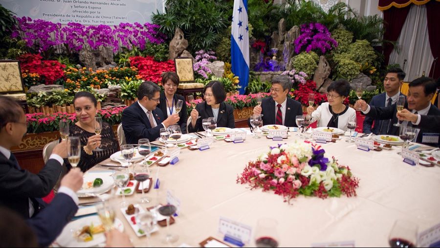 올림픽에서 황제국 놀이하는 중국 근황.jpg_1.jpg