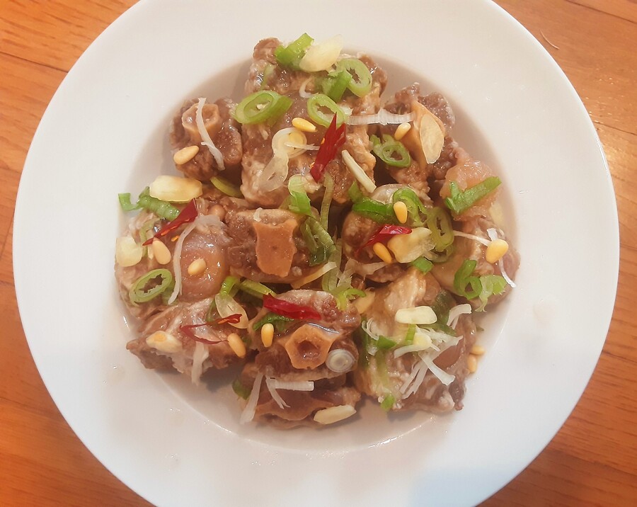 소꼬리찜, 보리밥과 매콤 겉절이._5.jpg